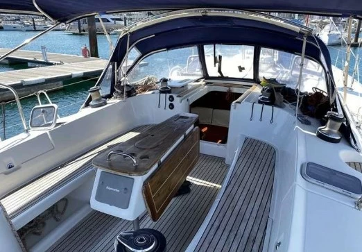 博纳多(Beneteau)遨享仕523二手单体帆船甲板区