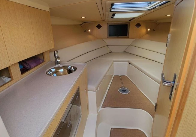 克里斯(Chris Craft)Corsair32二手快艇船舱