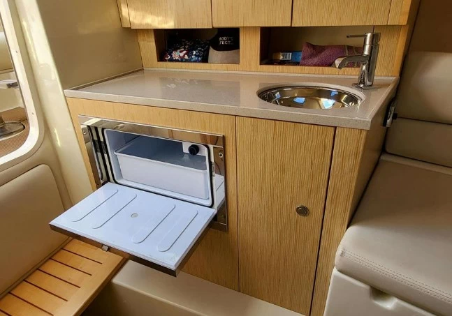 克里斯(Chris Craft)Corsair32二手快艇厨房区