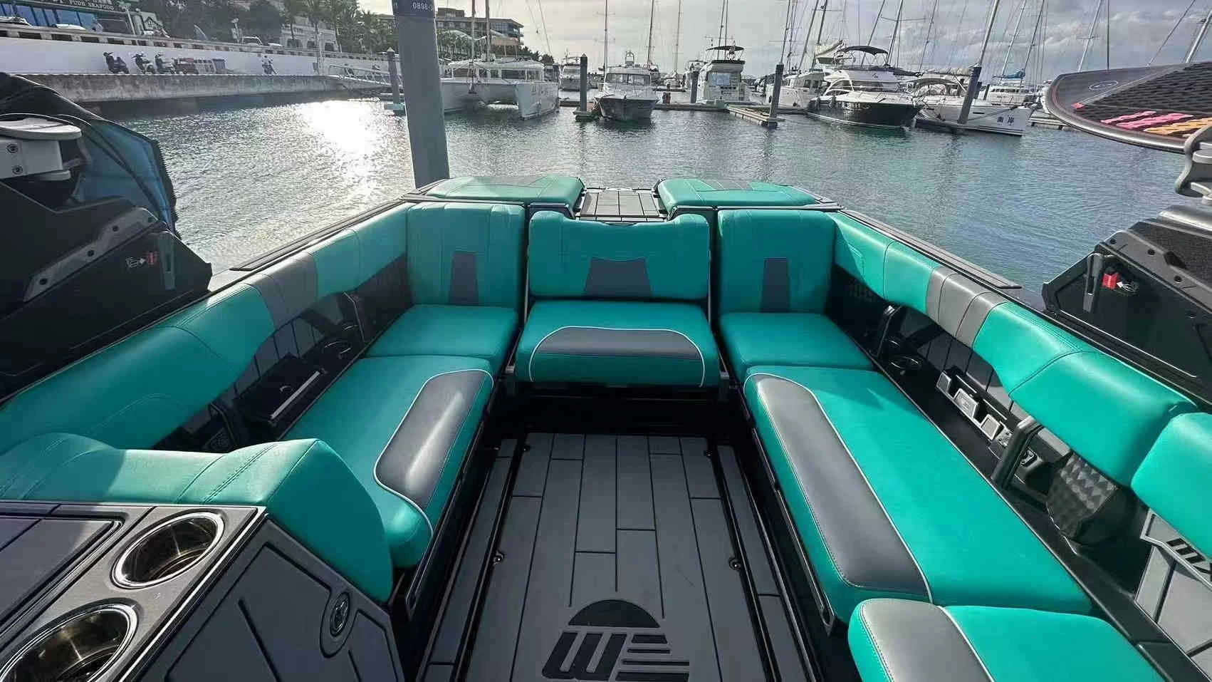 Malibu马里布24MXZ尊享版造浪艇船尾