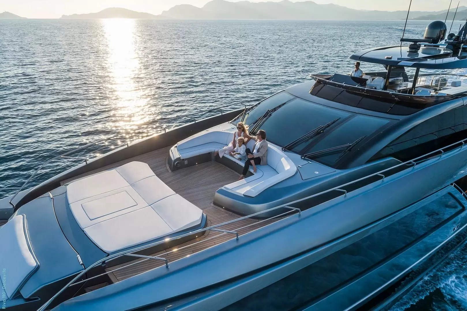 丽娃(Riva)110Dolcevita飞桥游艇前甲板