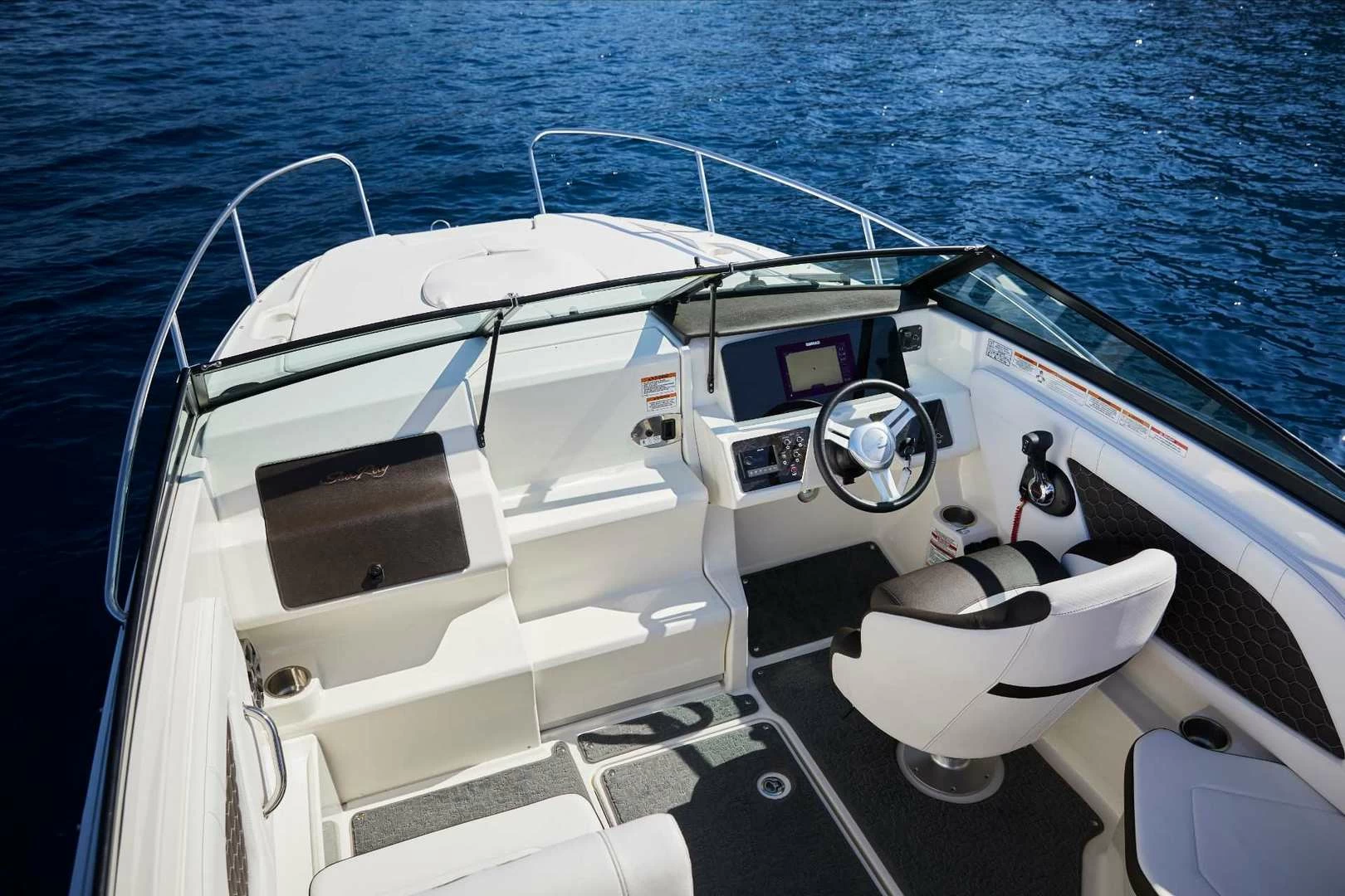 希瑞(SeaRay)SPX230OB运动快艇驾驶区