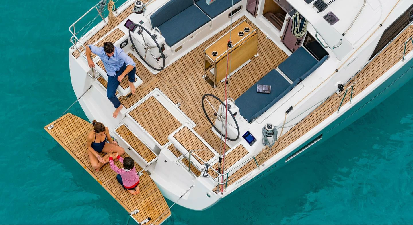 博纳多(Beneteau)遨享仕41.1单体帆船驾驶区
