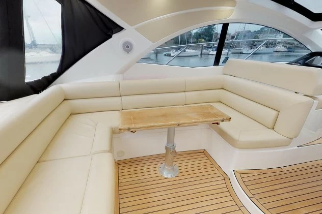 圣汐克(Sunseeker)SanRemo485豪华二手游艇座位区