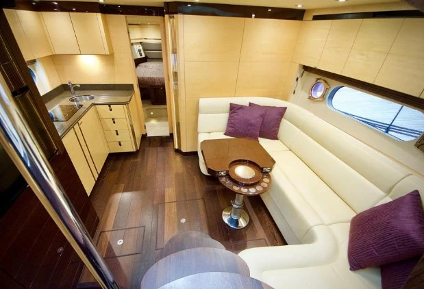 圣汐克(Sunseeker)SanRemo485豪华二手游艇沙龙区