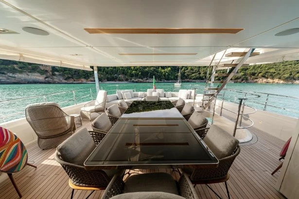 定制法拉帝(CustomLine)Navetta37二手超级游艇飞桥区