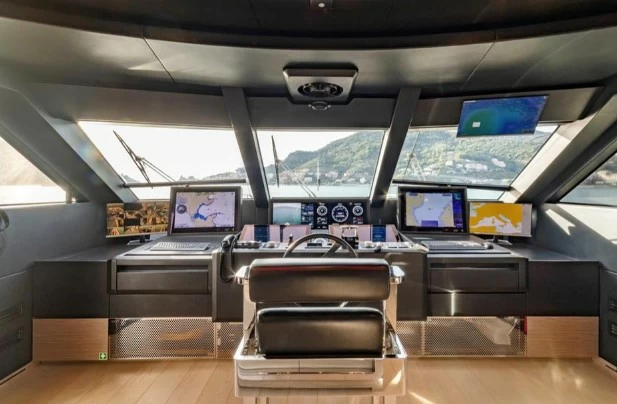 定制法拉帝(CustomLine)Navetta37二手超级游艇驾驶区