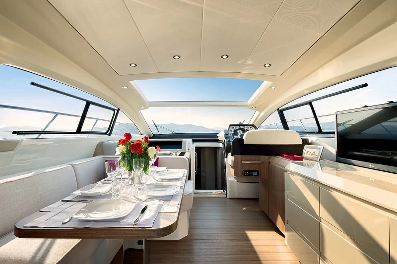 阿兹慕(Azimut)Atlantis50运动游艇驾驶舱