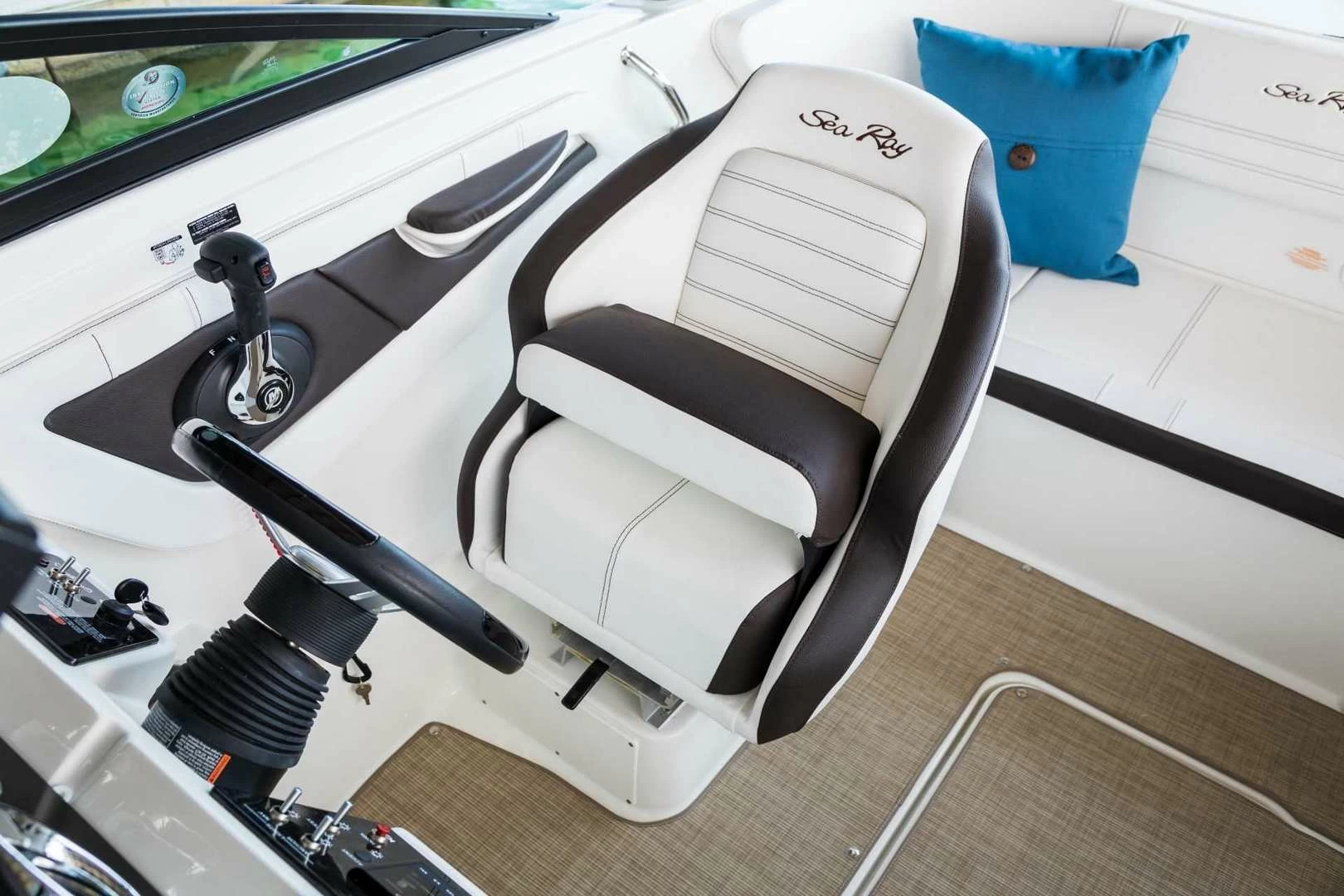 希瑞(SeaRay)SPX190运动小快艇驾驶座