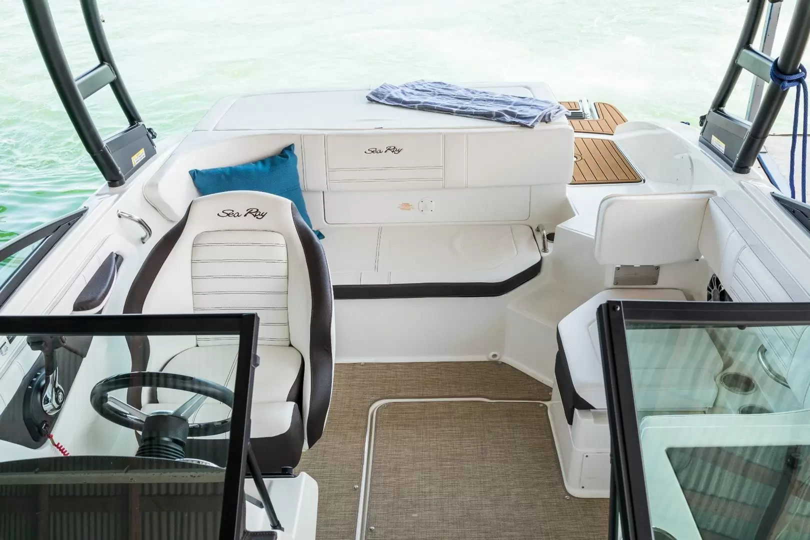 希瑞(SeaRay)SPX190运动小快艇正面