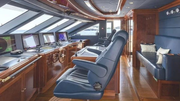 贝尼蒂(Benetti)54M二手巨型游艇驾驶舱