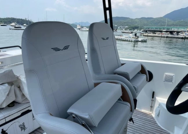 博纳多(Beneteau)飞扬8二手小型游艇座位区