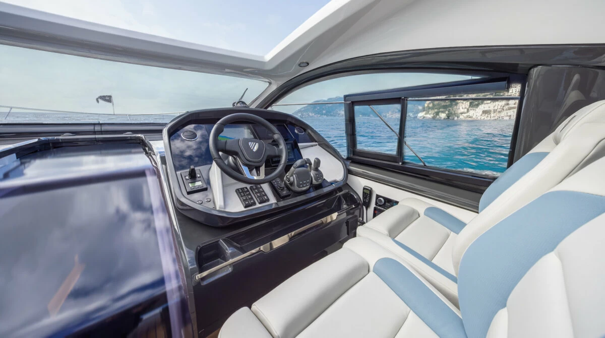 菲尔兰(Fairline)Targa40运动游艇驾驶区