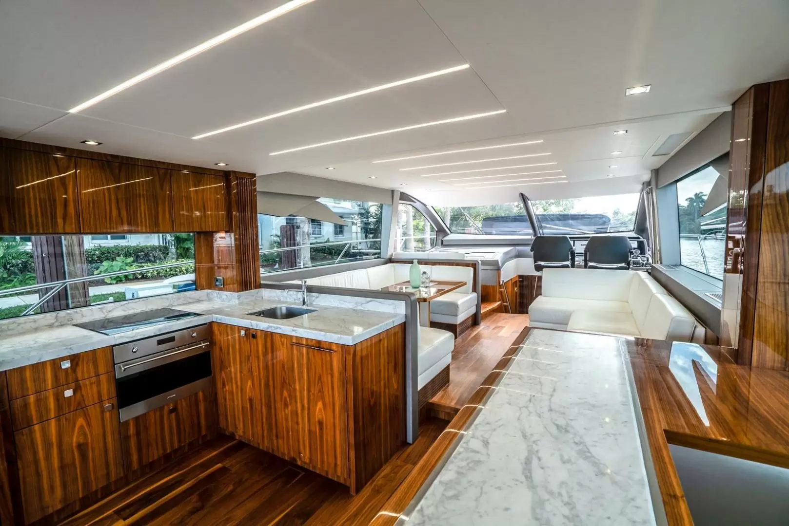 圣汐克(Sunseeker)Manhattan66二手飞桥游艇沙龙区
