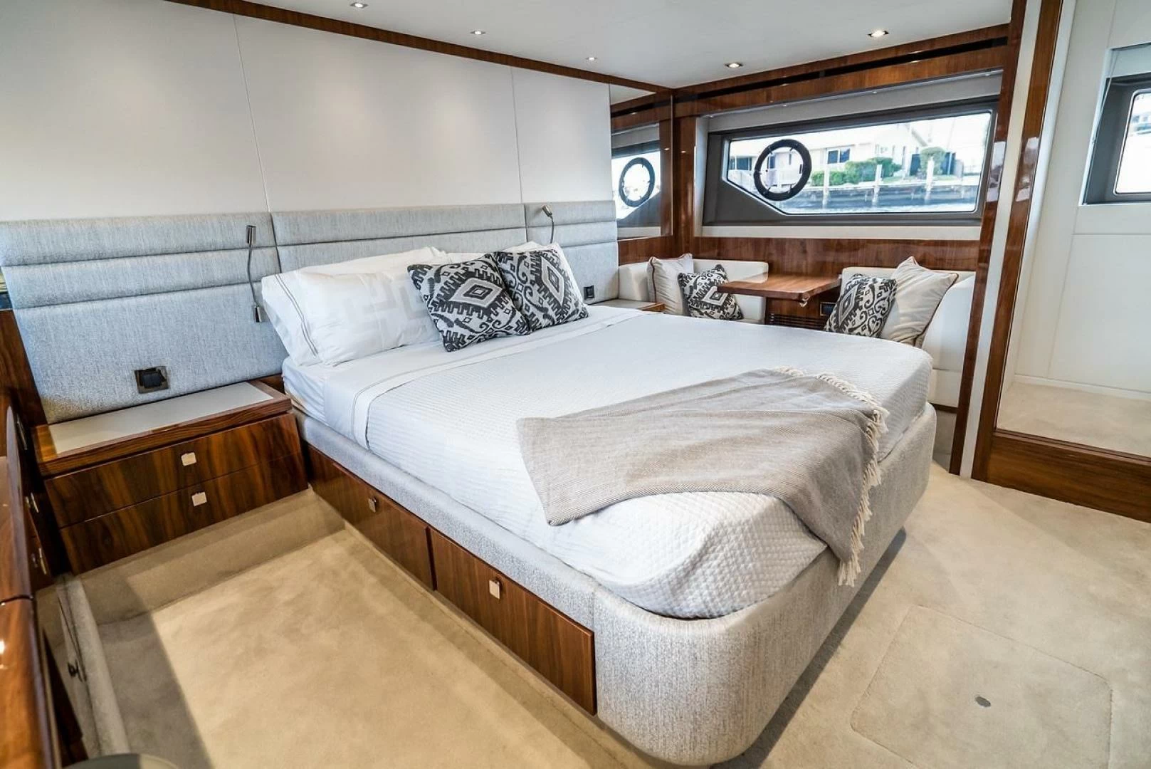 圣汐克(Sunseeker)Manhattan66二手飞桥游艇客舱区
