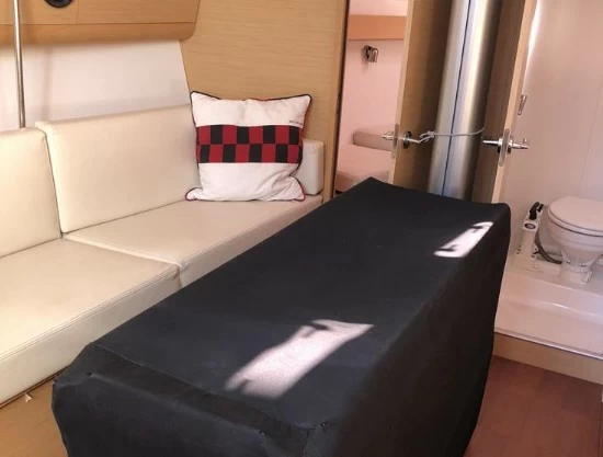 博纳多(Beneteau)锋仕40二手帆船沙龙区