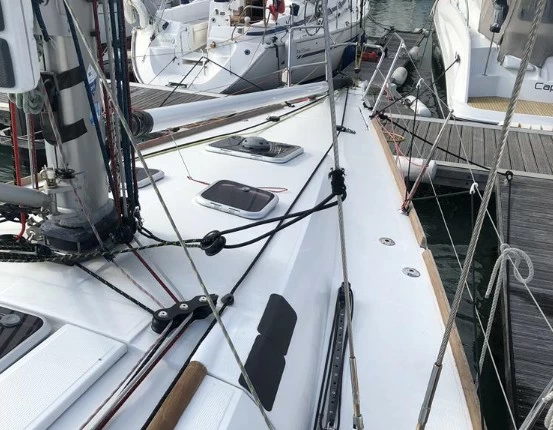 博纳多(Beneteau)锋仕40二手帆船船首