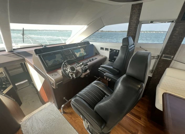 卡帝尔(Galeon)660豪华二手飞桥游艇驾驶区