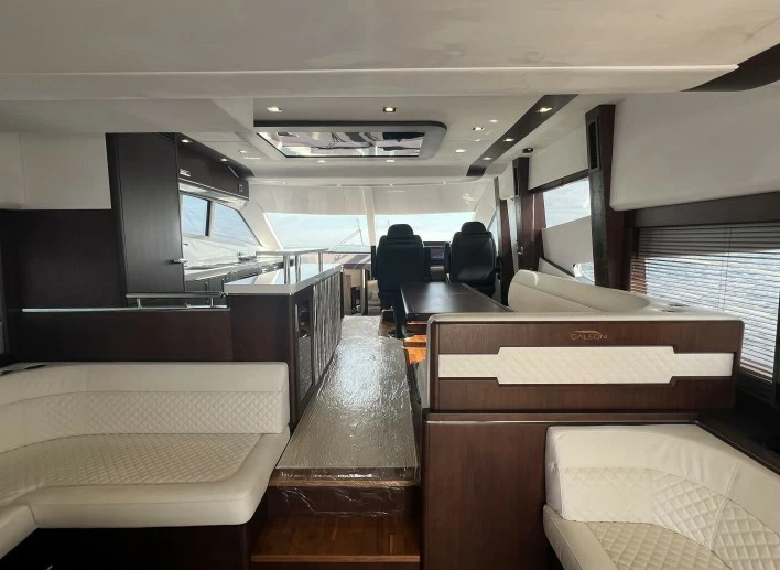 卡帝尔(Galeon)660豪华二手飞桥游艇接待区