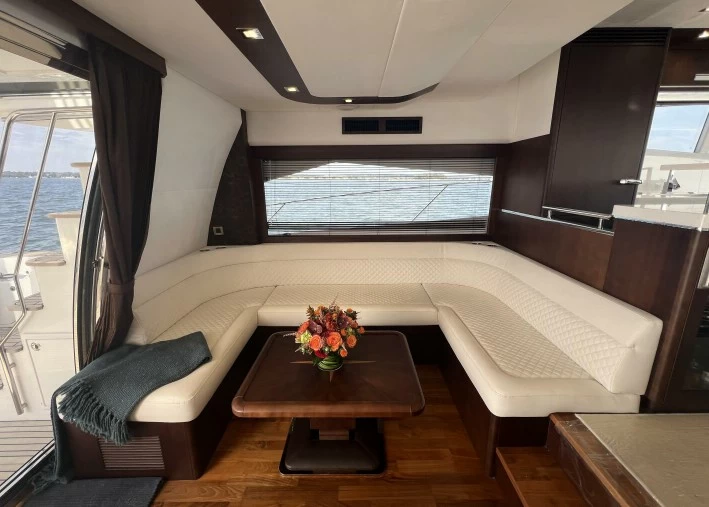 卡帝尔(Galeon)660豪华二手飞桥游艇沙龙