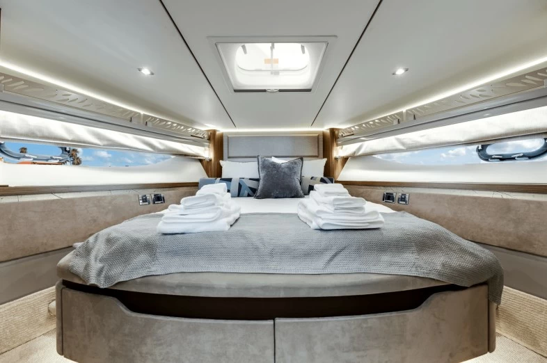 希瑞（SeaRay）L550二手豪华游艇客舱