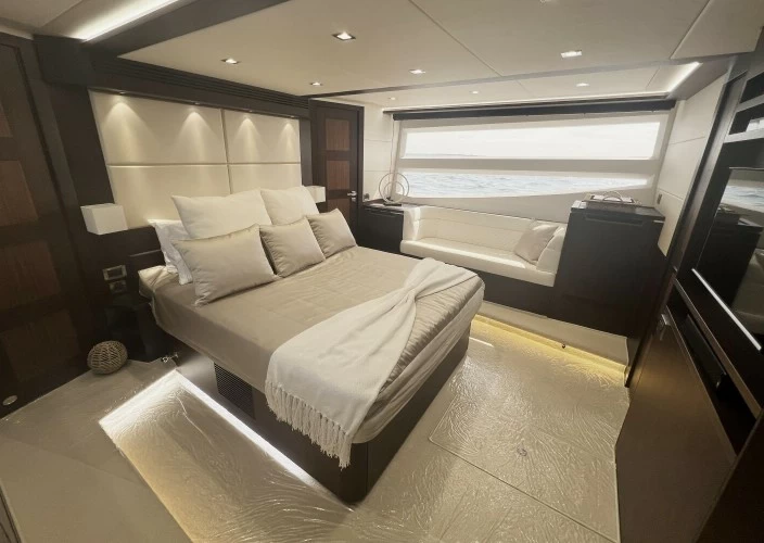 卡帝尔(Galeon)660豪华二手飞桥游艇客舱