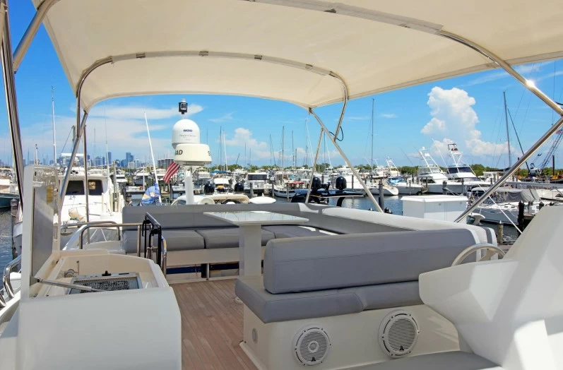 法拉帝(Ferretti)550二手飞桥游艇飞桥区
