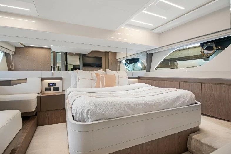 法拉帝(Ferretti)550二手飞桥游艇客舱