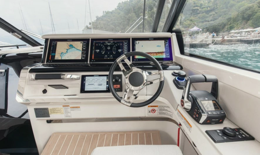 萨克森(Saxdor)400GTC豪华中型游艇驾驶区