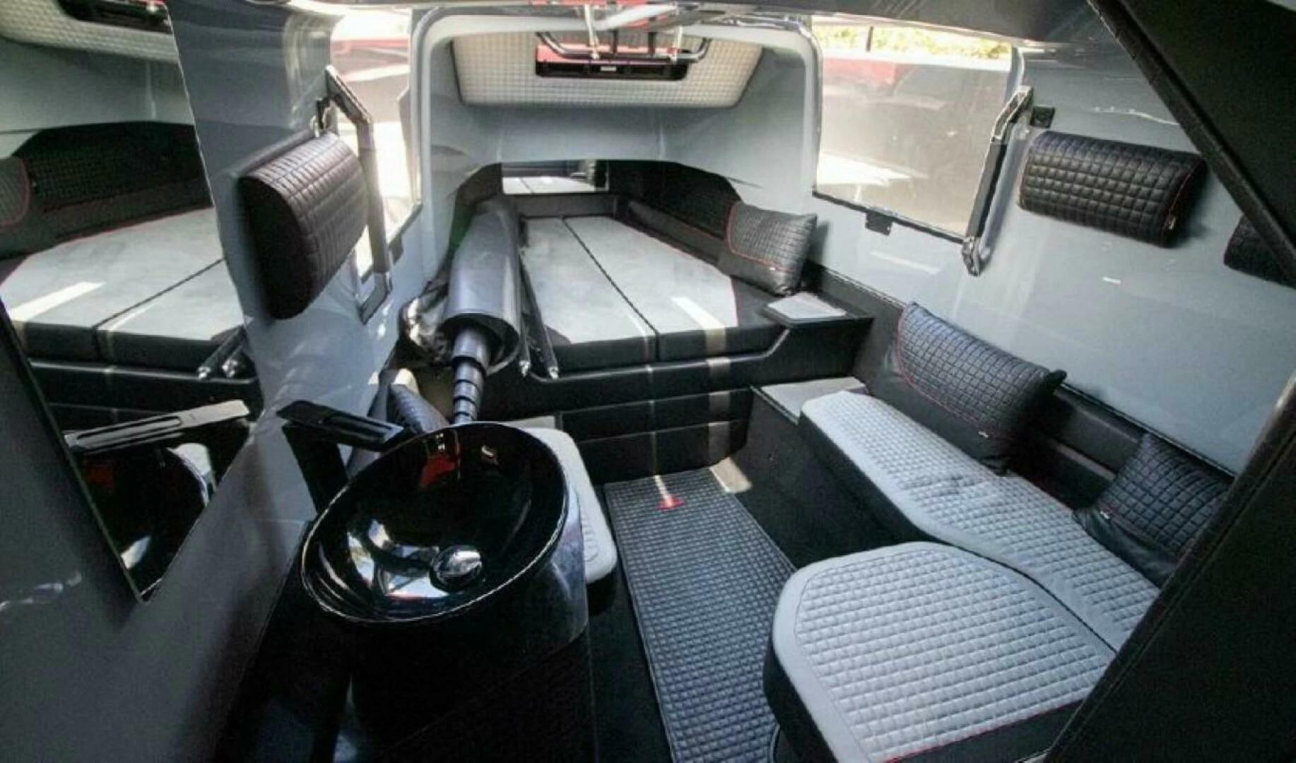 巴博斯(Brabus)Shadow900OB二手游艇客舱