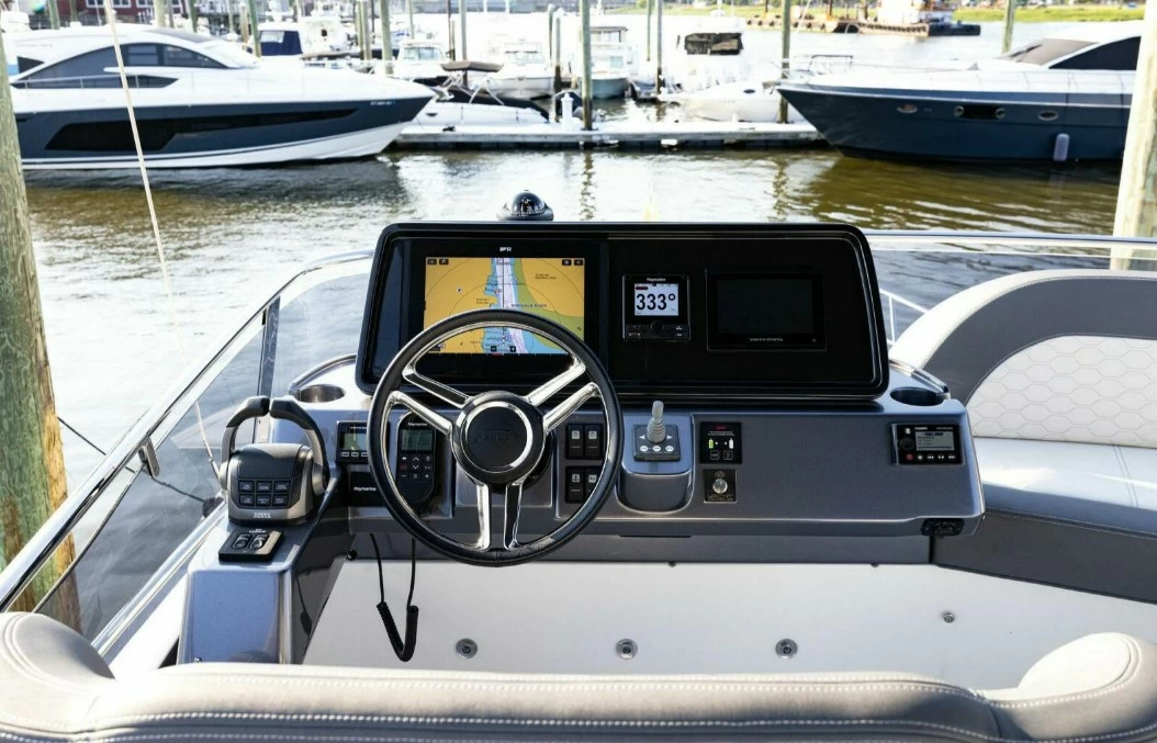 卡帝尔(Galeon)400二手飞桥游艇飞桥区