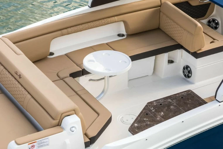 希瑞(SeaRay)SDX290尾波滑水艇座位区
