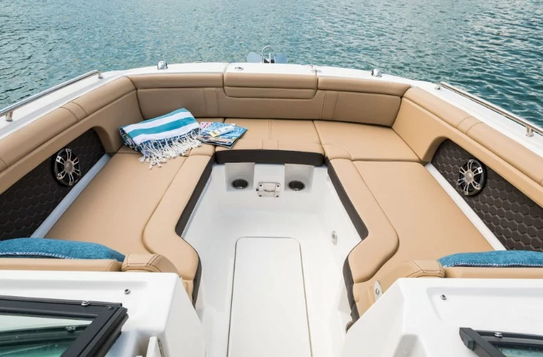 希瑞(SeaRay)SDX290尾波滑水艇船首座位区