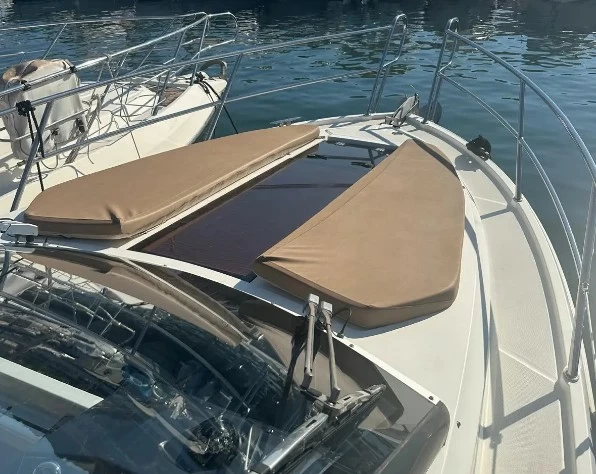 卡帝尔（Galeon）305HTS二手小型运动游艇船首区