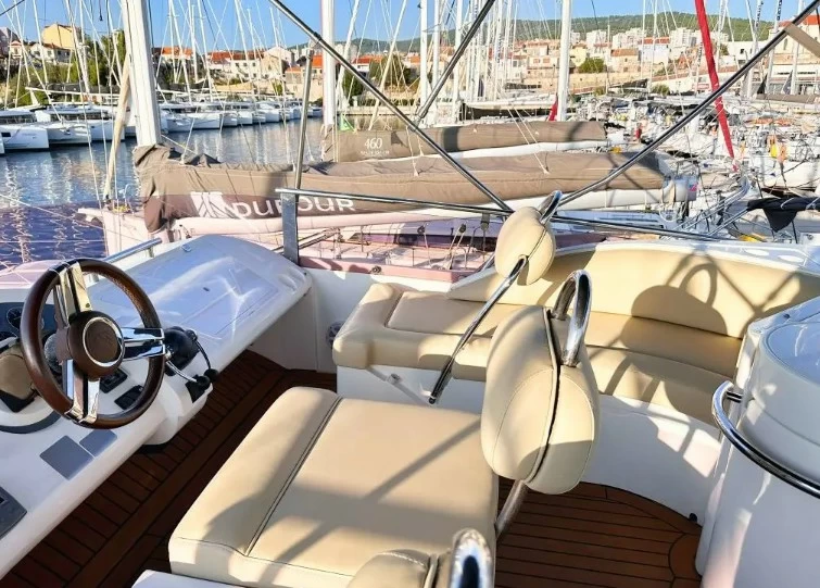 菲尔兰(Fairline)Phantom50二手飞桥游艇飞桥区