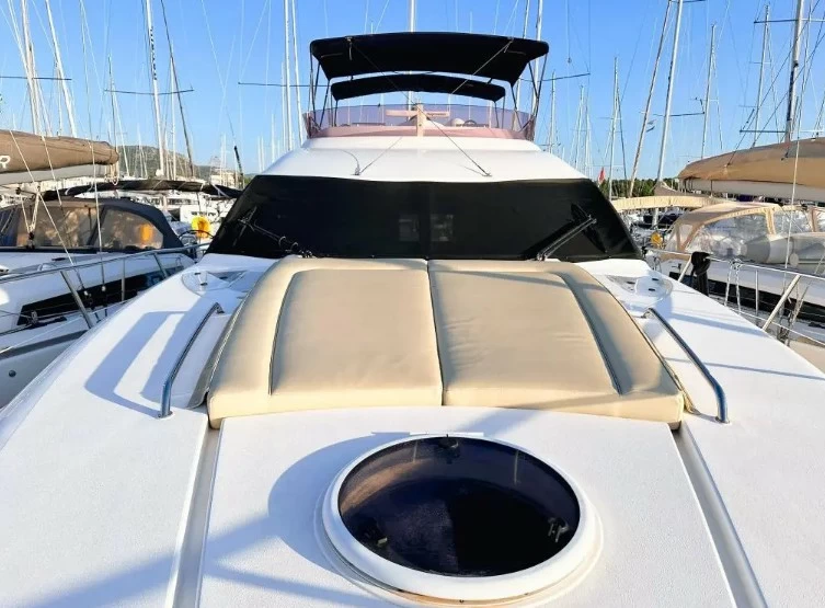 菲尔兰(Fairline)Phantom50二手飞桥游艇船首区