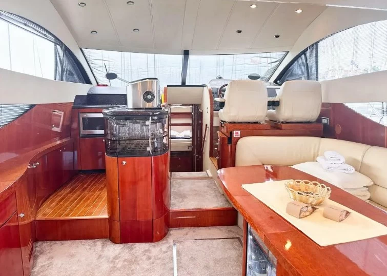 菲尔兰(Fairline)Phantom50二手飞桥游艇驾驶舱