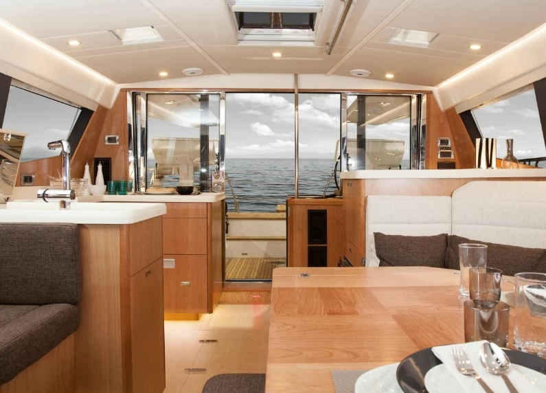 穆迪(Moody)Decksaloon54豪华帆船船舱沙龙