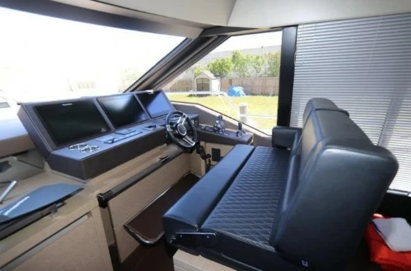 沛海驰(Prestige)680大型二手飞桥游艇驾驶区