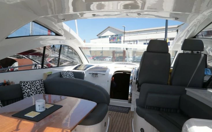 菲尔兰（Fairline）Targa52二手开放式游艇上层甲板