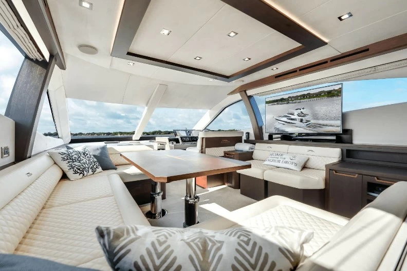 卡帝尔(Galeon)550中型二手飞桥游艇主甲板布局