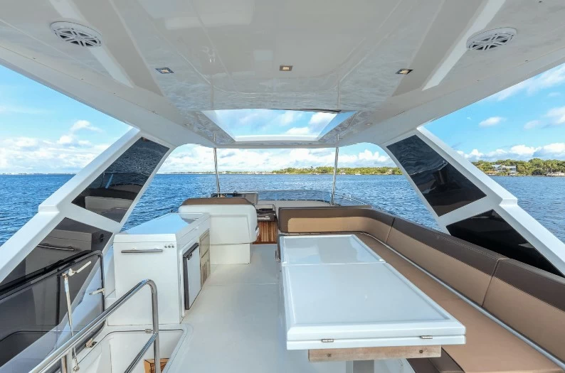 卡帝尔(Galeon)550中型二手飞桥游艇飞桥区域