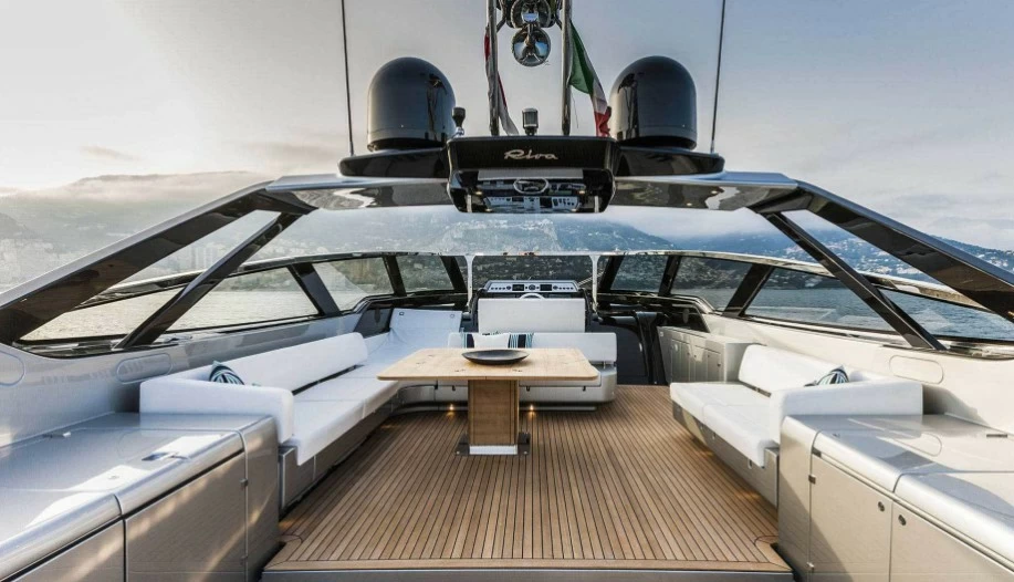 丽娃(Riva)88Florida豪华运动游艇驾驶区