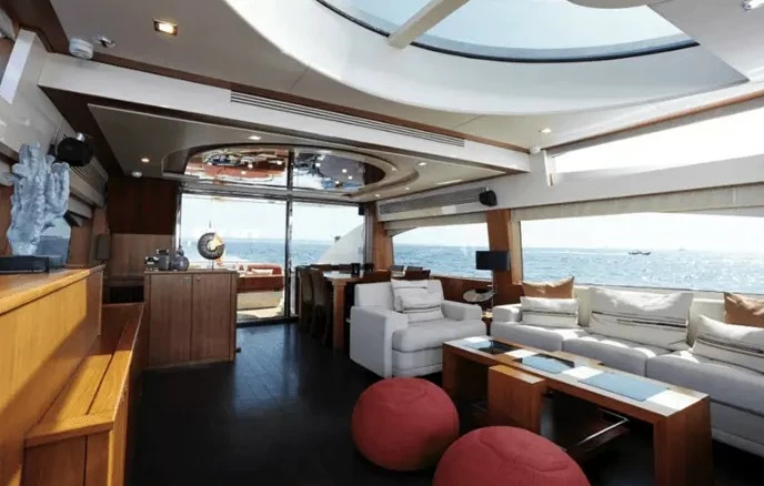 圣汐克(Sunseeker)Predator92豪华二手运动飞桥游艇沙龙区