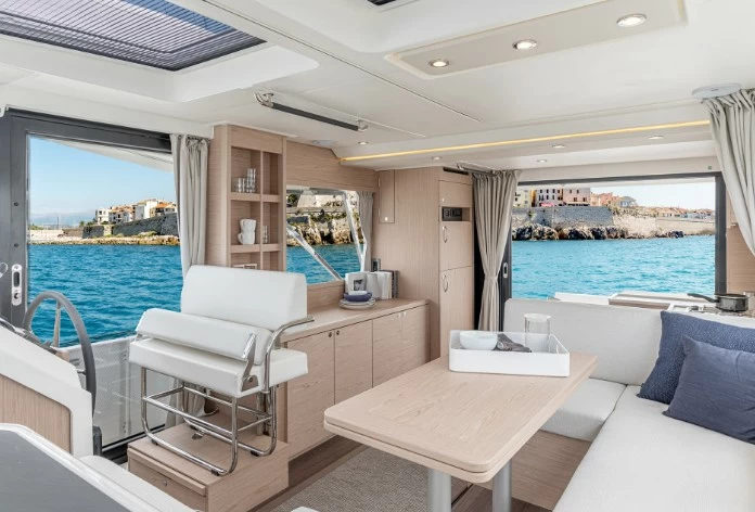 博纳多(Beneteau)思乐41飞桥型拖网游艇驾驶室