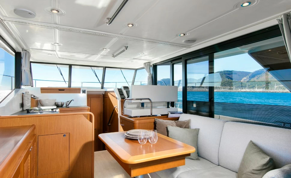 博纳多(Beneteau)思乐35拖网飞桥游艇主甲板布局