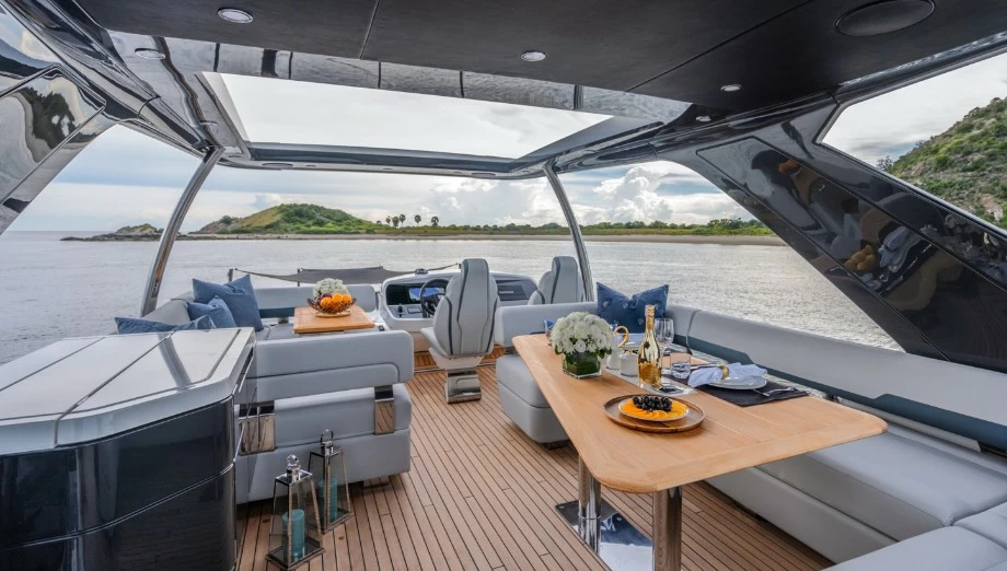 菲尔兰(Fairline)Squadron68大型游艇飞桥布局