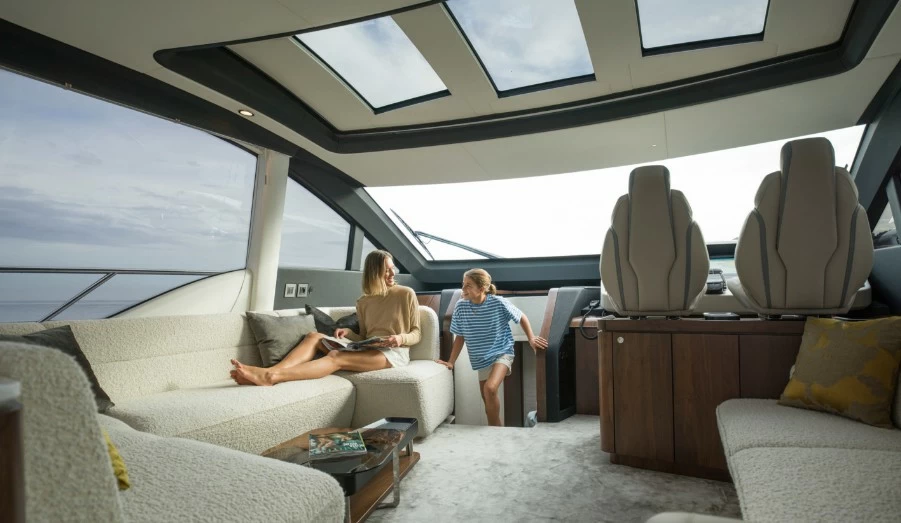 菲尔兰(Fairline)Phantom65豪华运动游艇主甲板布局