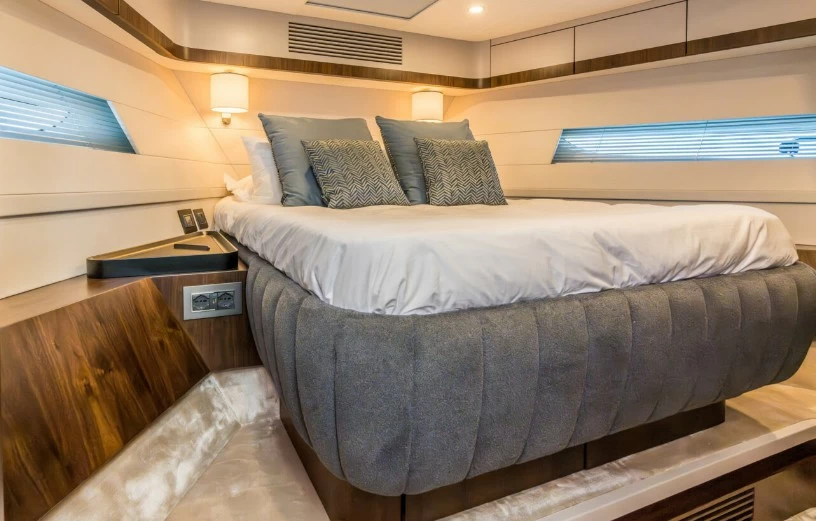 菲尔兰(Fairline)Phantom65豪华运动游艇客舱