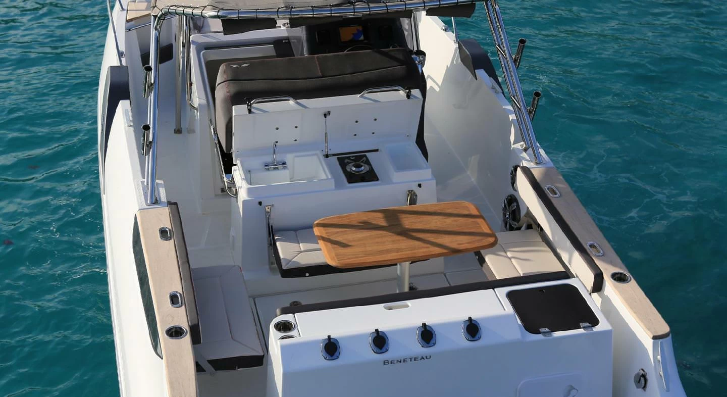 博纳多（Beneteau）飞扬8空间甲板型